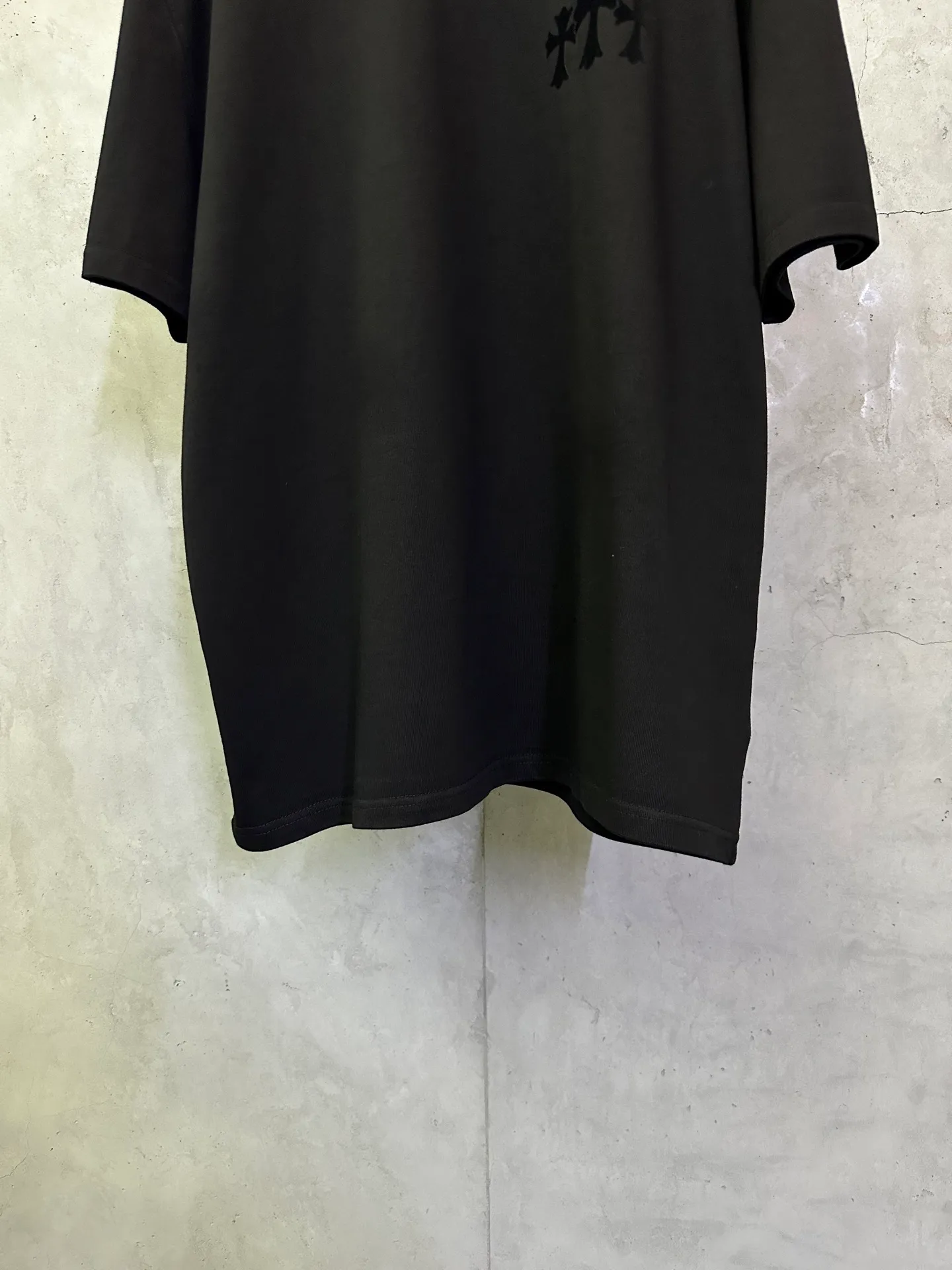 P270 Chrome Hearts 25ss cross flocking printed round neck short-sleeved T-shirt. Fabric is high-definition, super heavyweight cotton, double yarn compact Xinjiang cotton, weight 400g, matched with 2*2 Salona ribs 420g, clean cloth, clear cloth texture, tight feel, stiff, high color fastness, no deformation, no discoloration, custom hardware, thread, accessories, alignment, same style for men and women -Color: black white Gray -Size: XS S M L XL